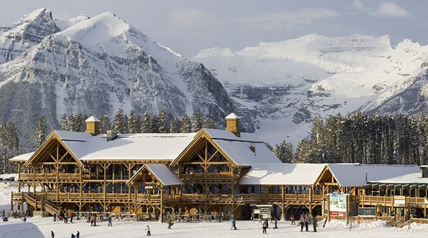 Base de la estación y montañas en Lake Louise