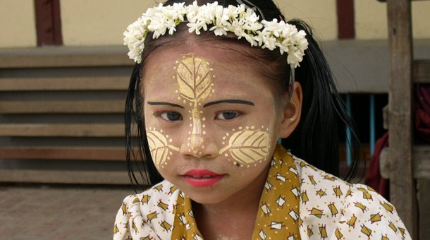 Birmana con la cara pintada de Thanaka Birmana con la cara pintada de Thanaka