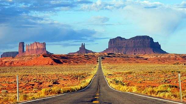 Carretera hacia Monument Valley Carretera hacia Monument Valley