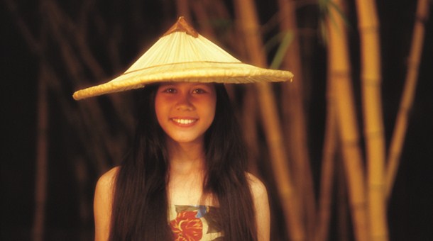 Chica entre bamboo
