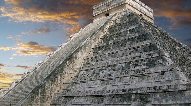 Chichén Itzá al amanecer Chichén Itzá al amanecer