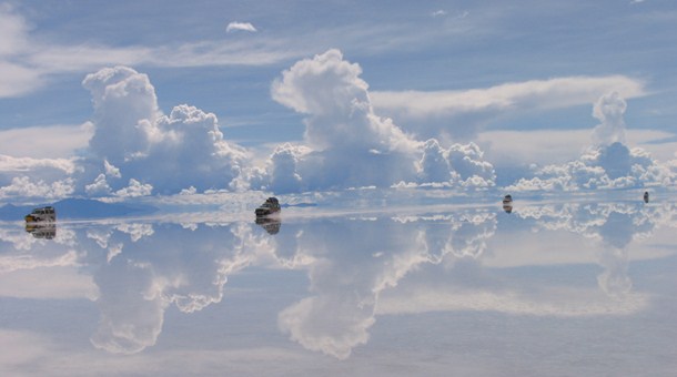 Coches en el Salar de Uyuni