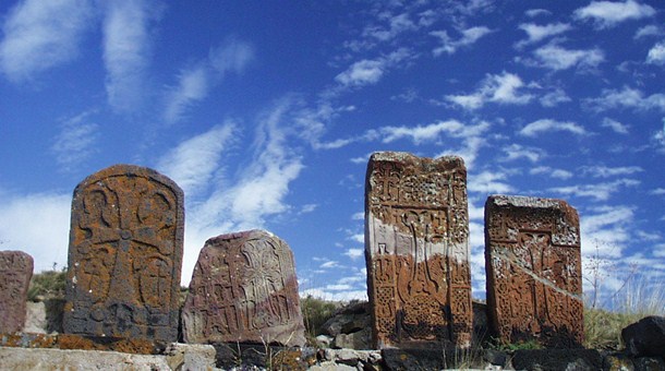 Cruces cerca del lago Sevan