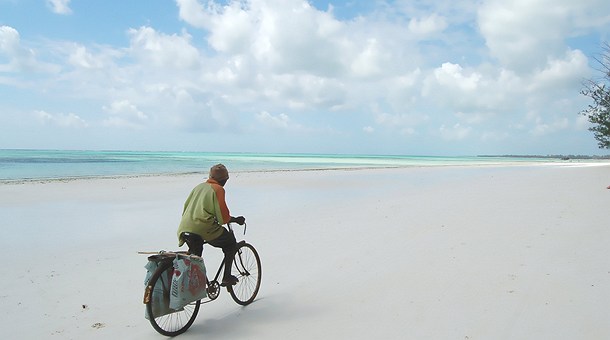 En bicicleta por las playas de Mombasa