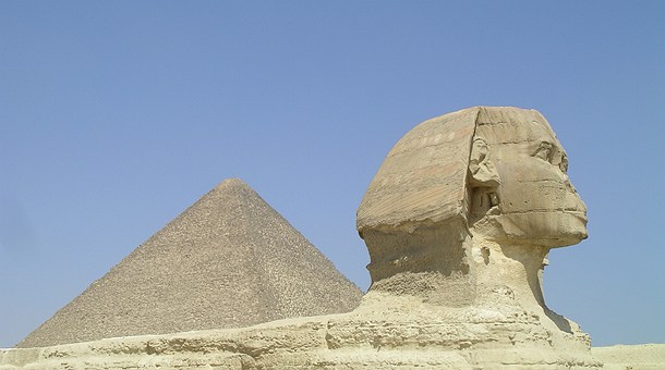 Esfinge y Pirámide cerca de El Cairo