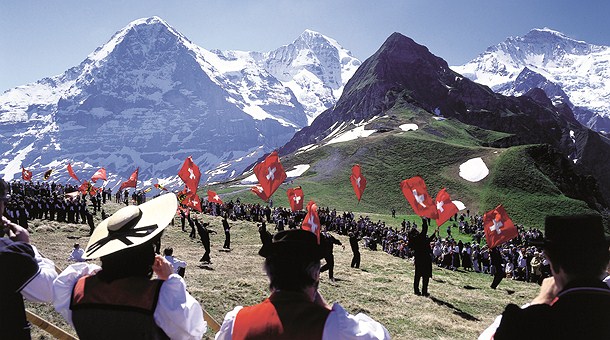 Fiesta local en los alpes suizos