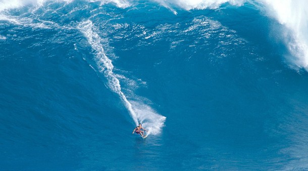 Haciendo surf sobre una gran ola, Maui, Hawaii