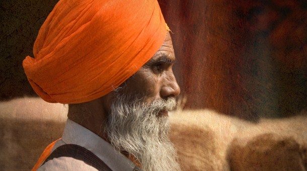 Hombre con el característico turbante indio Hombre con el característico turbante indio