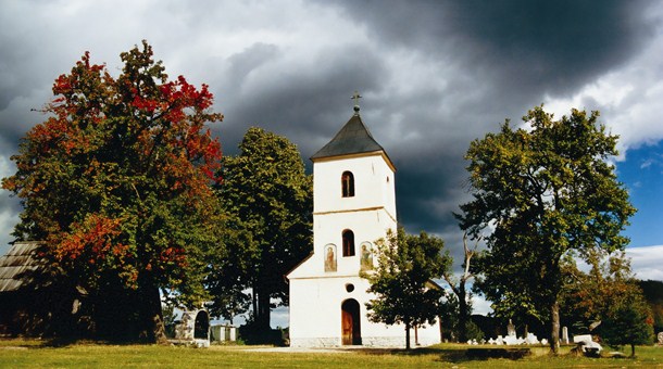 Iglesia en Sirogojno antes de la tormenta