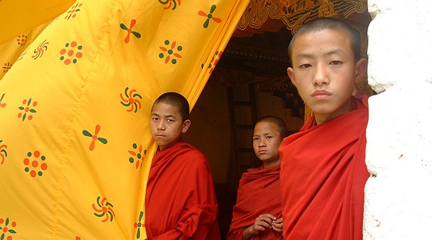 Los monjes en Bhután se rapan la cabeza y llevan túnicas marrones rojizas