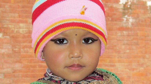Niña nepalí con Khol para proteger los ojos Niña nepalí con Khol para proteger los ojos