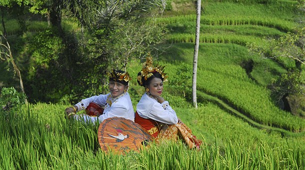 Pareja ataviada con los trajes típicos balineses Pareja ataviada con los trajes típicos balineses