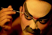 Actor maquillándose