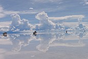 Coches en el Salar de Uyuni
