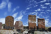 Cruces cerca del lago Sevan