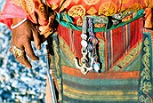 Detalles del atuendo tibetano