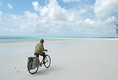 En  bicicleta por la playa, Zanzibar