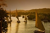 Falúas en el Nilo a la altura de Aswan