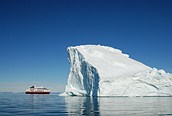 Motonave cerca de iceberg
