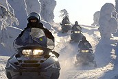 Motos de nieve en Iso-Syöte, Laponia