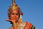 Mujer ataviada con el traje típico thailandés