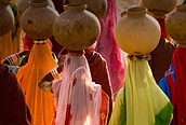 Mujeres con cántaros de agua en el Rajasthan