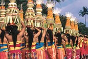 Las mujeres llevan a los templos ofrendas de comida y flores, Bali