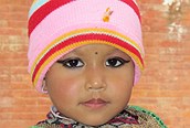 Niña nepalí con Khol para proteger los ojos