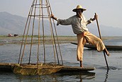 Los pescadores Intha reman con una pierna, Lago Inle