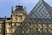Pirámide del Louvre