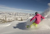 Snowboarder en la estación de esquí de Aspen