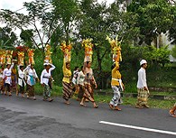 De camino a la ceremonia del templo, Bali