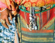 Detalles del atuendo tibetano
