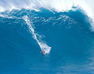 Haciendo surf sobre una gran ola, Maui, Hawaii