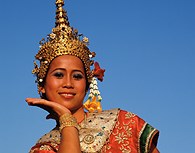 Mujer ataviada con el traje típico thailandés