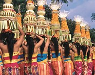 Las mujeres llevan a los templos ofrendas de comida y flores, Bali