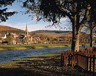 Pueblo cerca del rio. Escocia