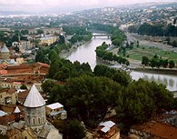Vista panorámica de Tbilisi con el río Kura cruzando la ciudad
