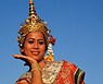 Mujer ataviada con el traje típico thailandés