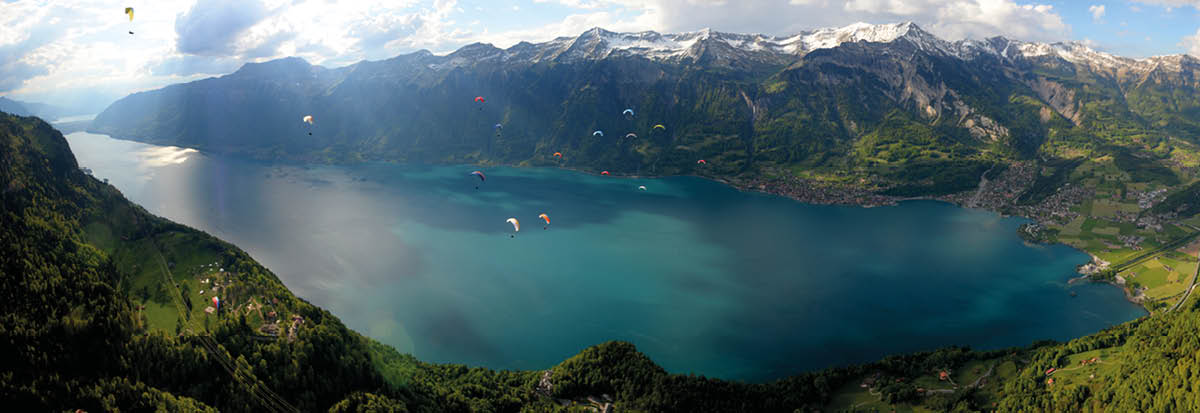 INTERLAKEN - Sicht auf den Brienzersee mit Paraglidern   View of the lake of Brienz with paragliders flying   Copyright by Interlaken Tourismus Byline: swiss-image ch Bruno Petroni 
